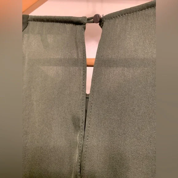 π¦πΏ Flutter into Fashion! Halston Heritage Green Blouse - Size L πΏπ¦ - Picture 10 of 15